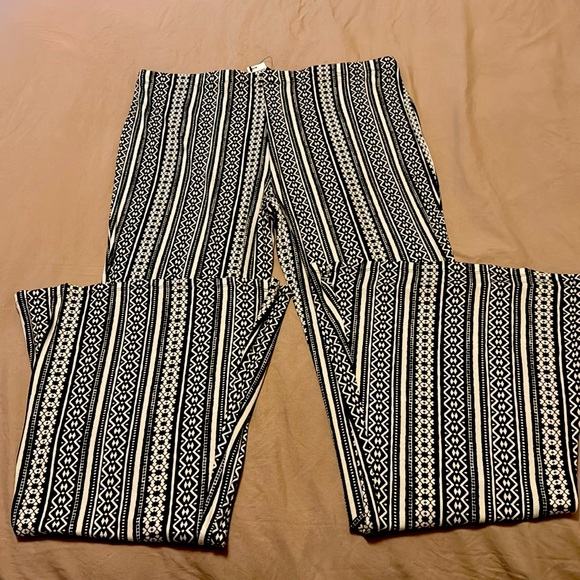 Chic Geometric Patterned Pants - Picture 2 of 5